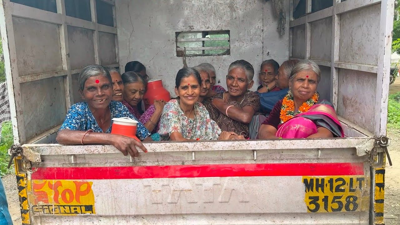 सर्व आजी गाडीत बसून कुठे निघाल्या