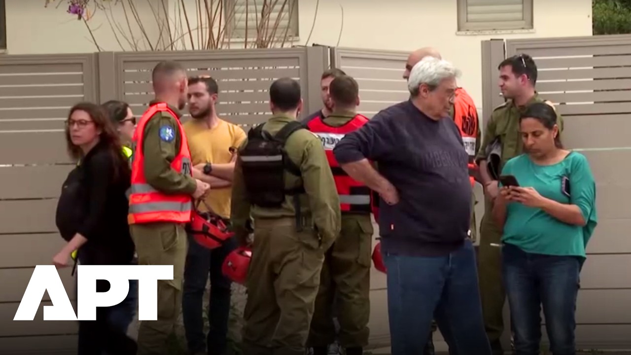 СМОТРИТЕ: Израильские законодатели посетили место ракетного удара после иранской атаки | APT