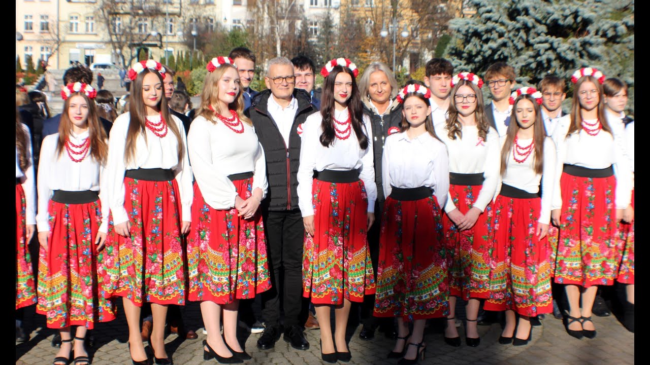 Młodzież z LO im KK Baczyńskiego w Nowej Soli pięknie odtańczyła poloneza. 7 listopada 2025 r.