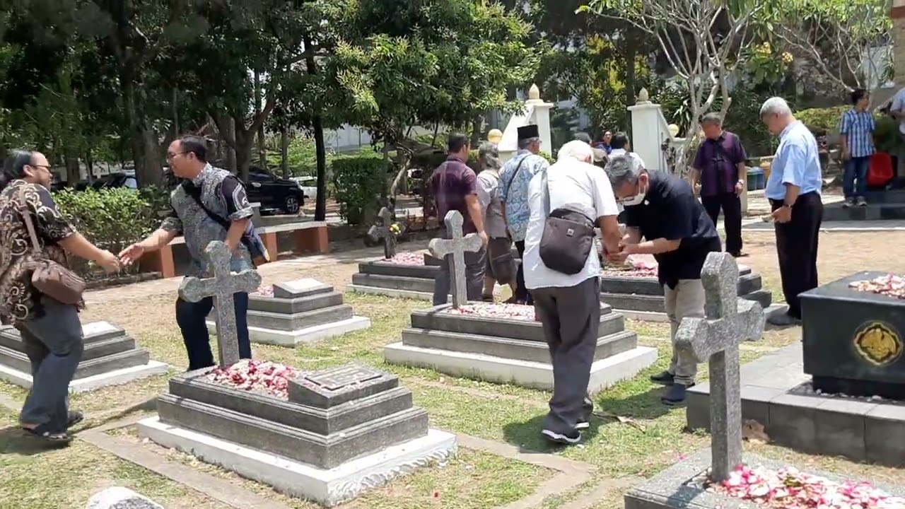 Tabur Bunga di Makam Para Romo Unio Keuskupan Agung Semarang