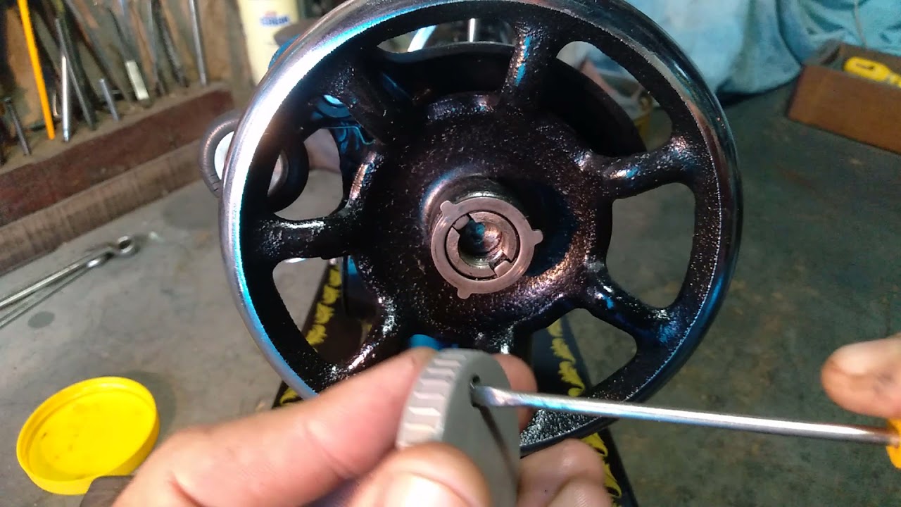 Volante da máquina de costura não destrava para encher a bobina. O que será?