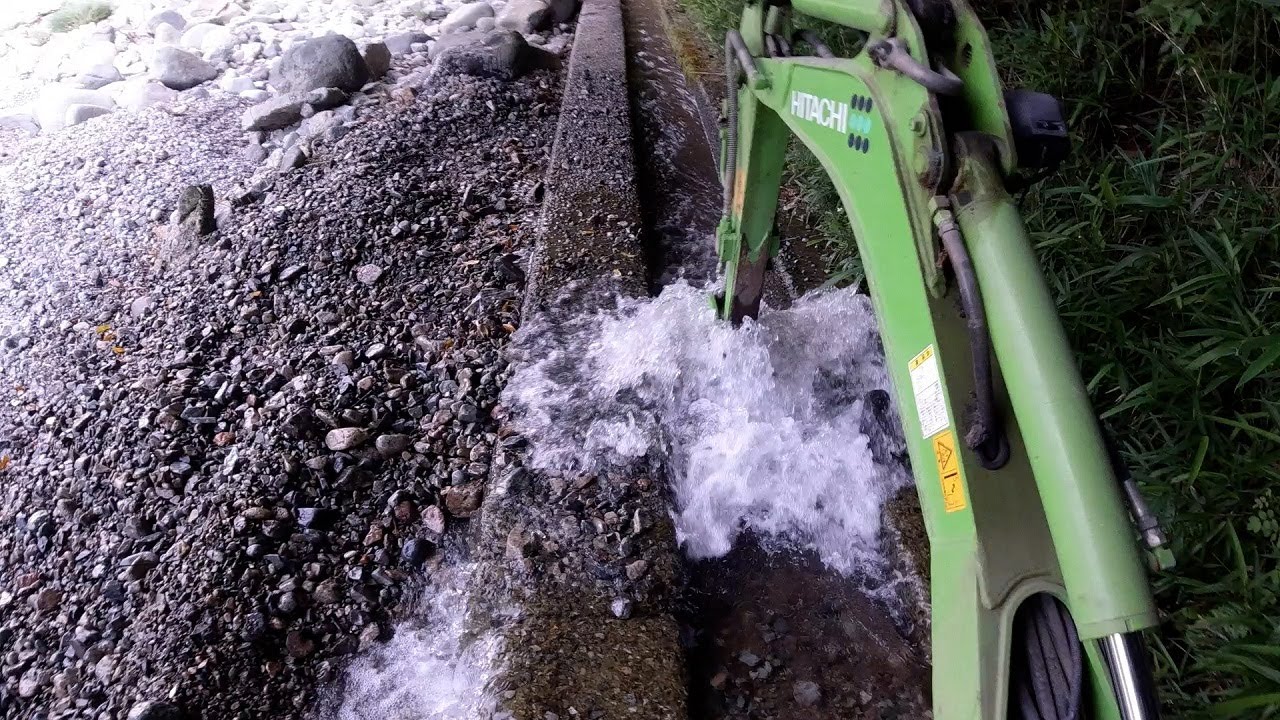 Очистите водный путь второй раз экскаватором.Чистая река Японии.