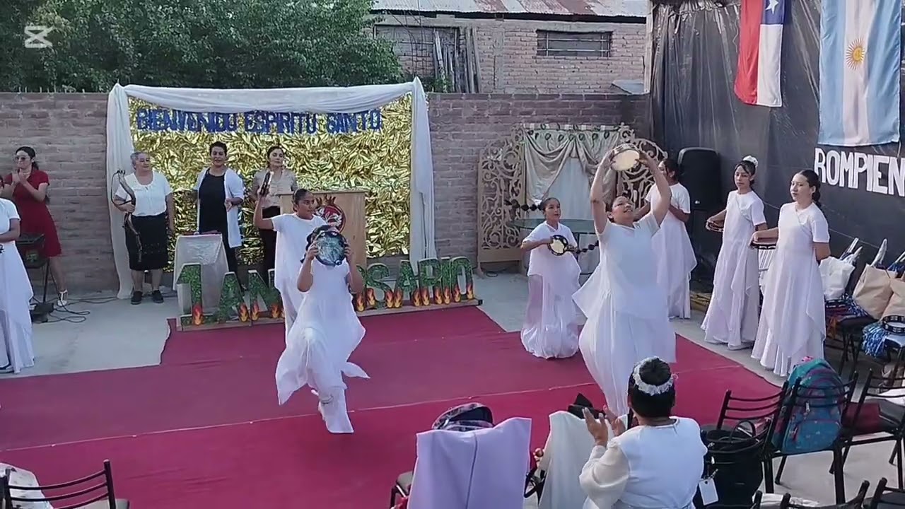 Presentación de danza en la iglesia Renuevo