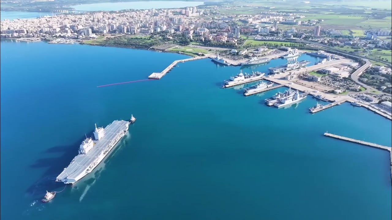 Nave Trieste per la prima volta a Taranto