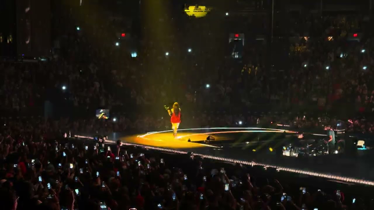 Billie Eilish - bad guy Live at the Mortgage Matchup Center in Phoenix, Arizona - 11/19/25