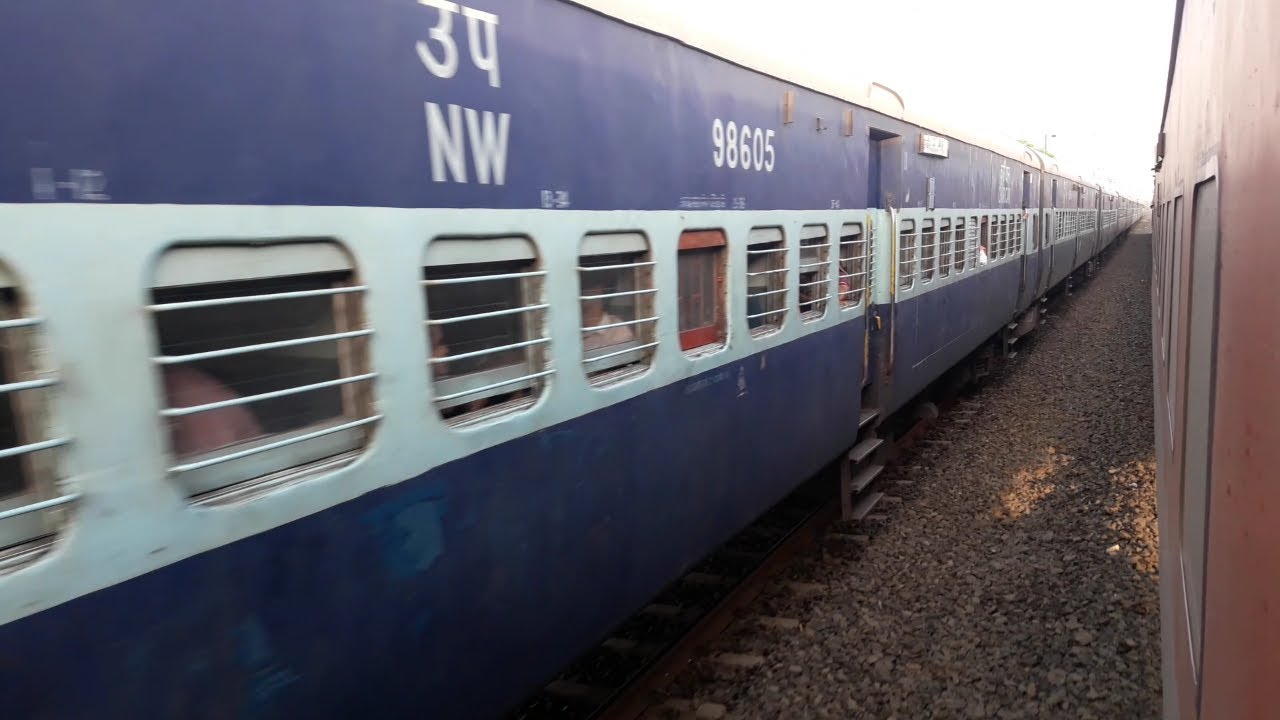 Single Electric Line Crossings - Kochuveli Express crosses Ranthambhore Sf Express at Naranjipur