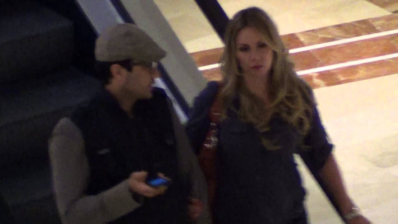 jaime camil saliendo del cine con su esposa parte 2