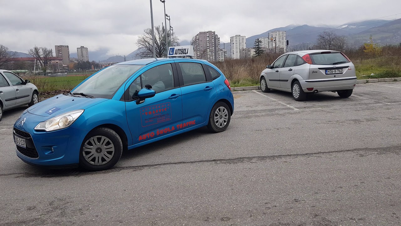 Autoškola okomito parkiranje između dva vozila instruktor Enes Muračević