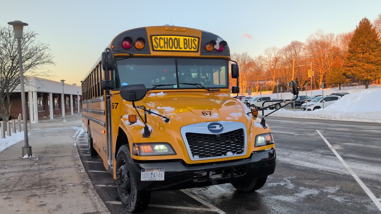 Школьный автобус заснежен утром.