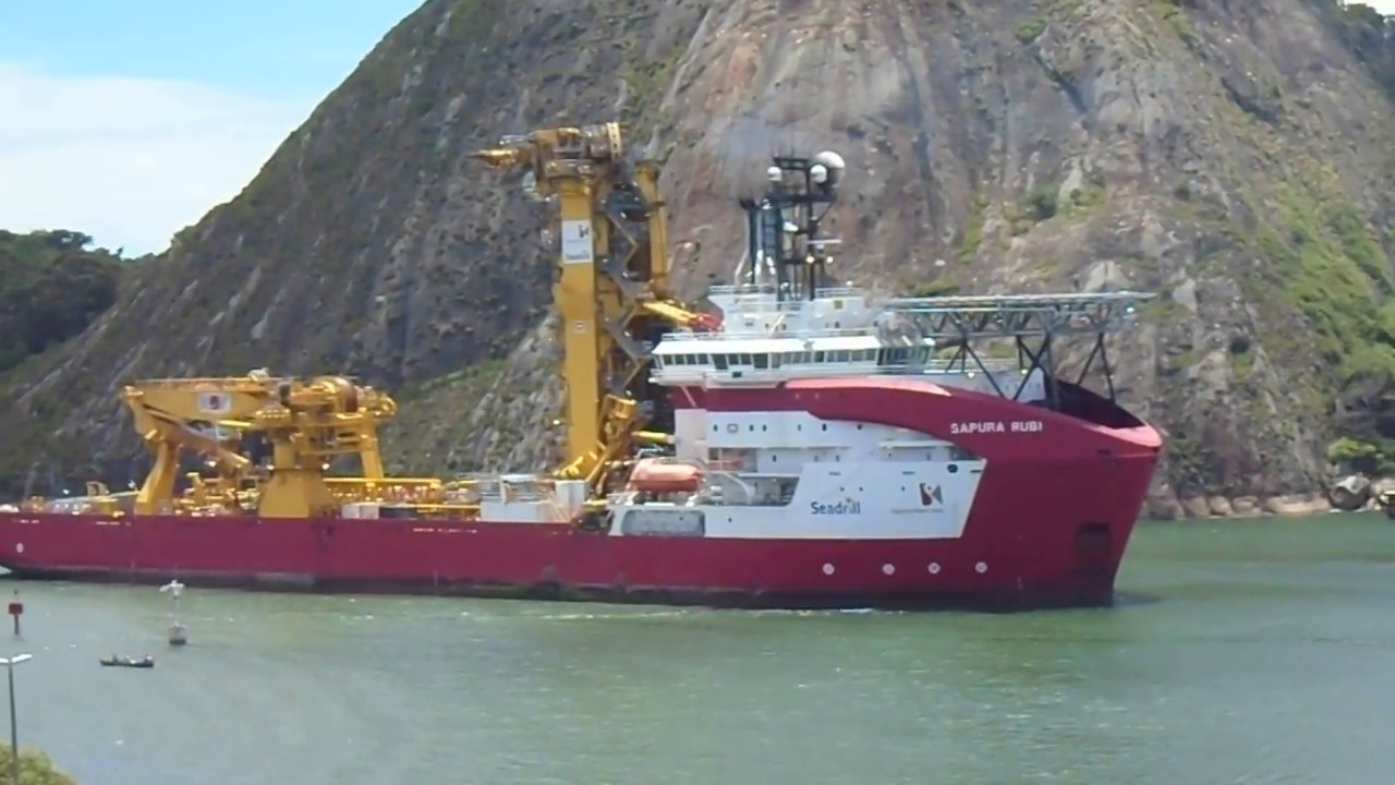 Navio na Baia de Vitória: Sapura Rubi