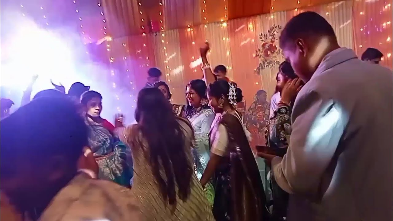 সবাই মিলে নেচে ফাটিয়ে দিয়েছি 😍 পুরো জমে ক্ষীর😜