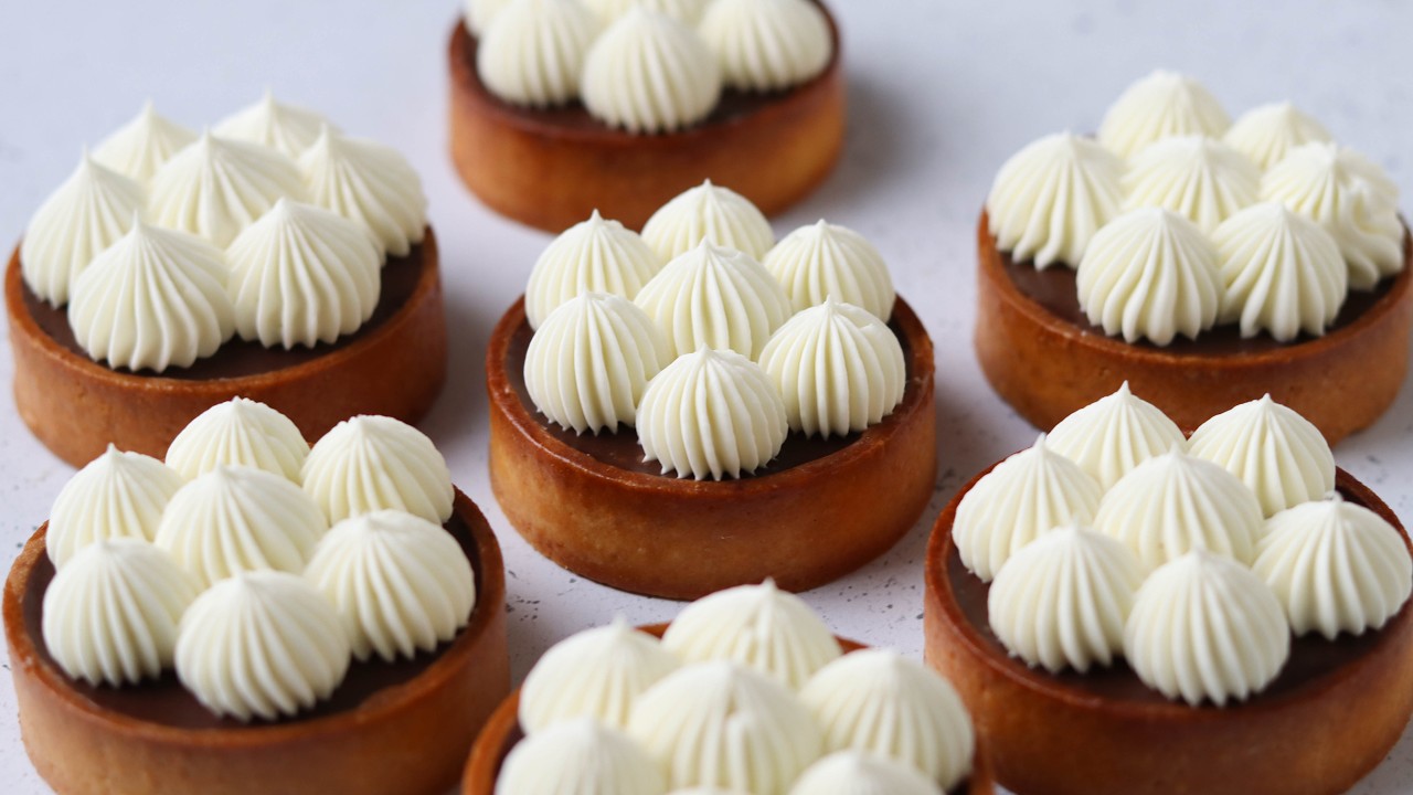 Ganache kokosowy z białą czekoladą | lekki, stabilny i do szprycowania