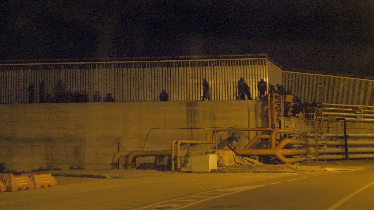 Noches en el puerto de Ceuta: fugas de inmigrantes, camioneros hartos y agentes superados