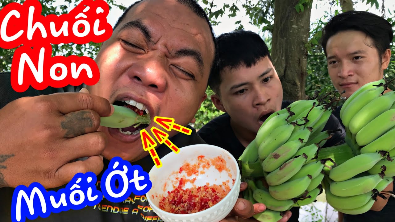 Thánh Xàm Lần Đầu ăn thử chuối non chấm với muối ớt ngon không tưởng