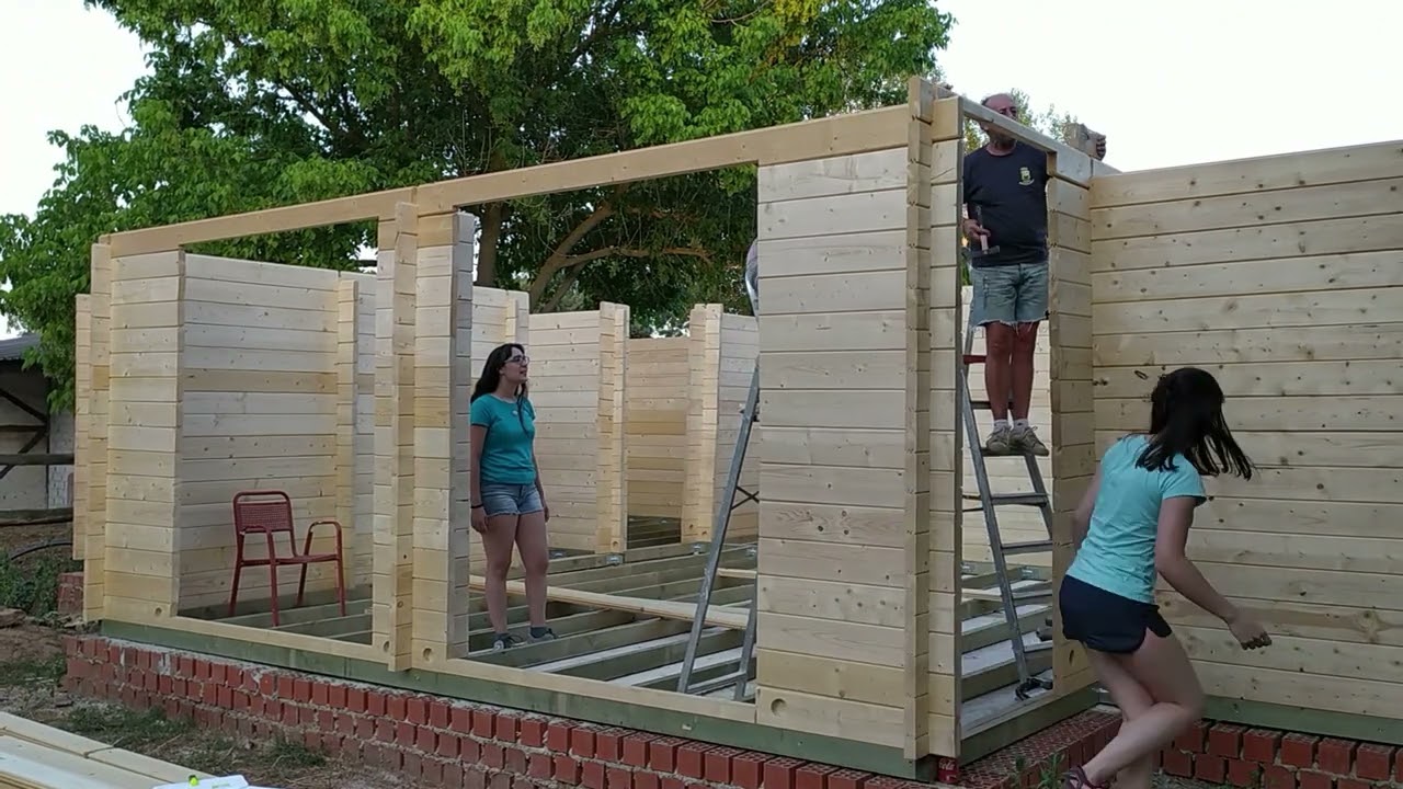 Subiendo paredes de un kit de montaje de una casa de madera (como una casa 