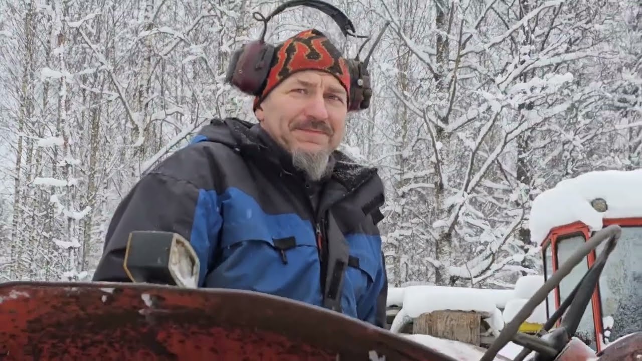 Aurausta ja kirppu lumessa. Plowing and flea on the snow.