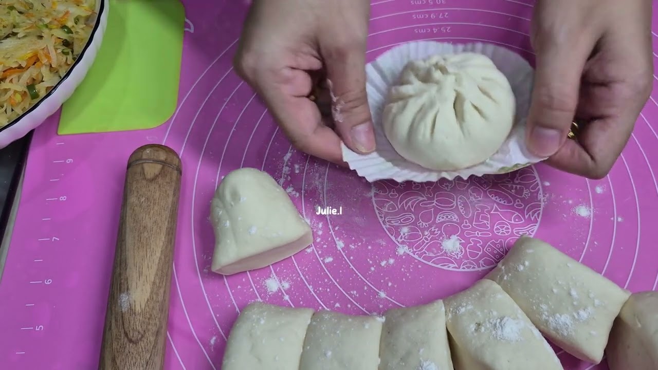 Membuat dan membungkus bakpao