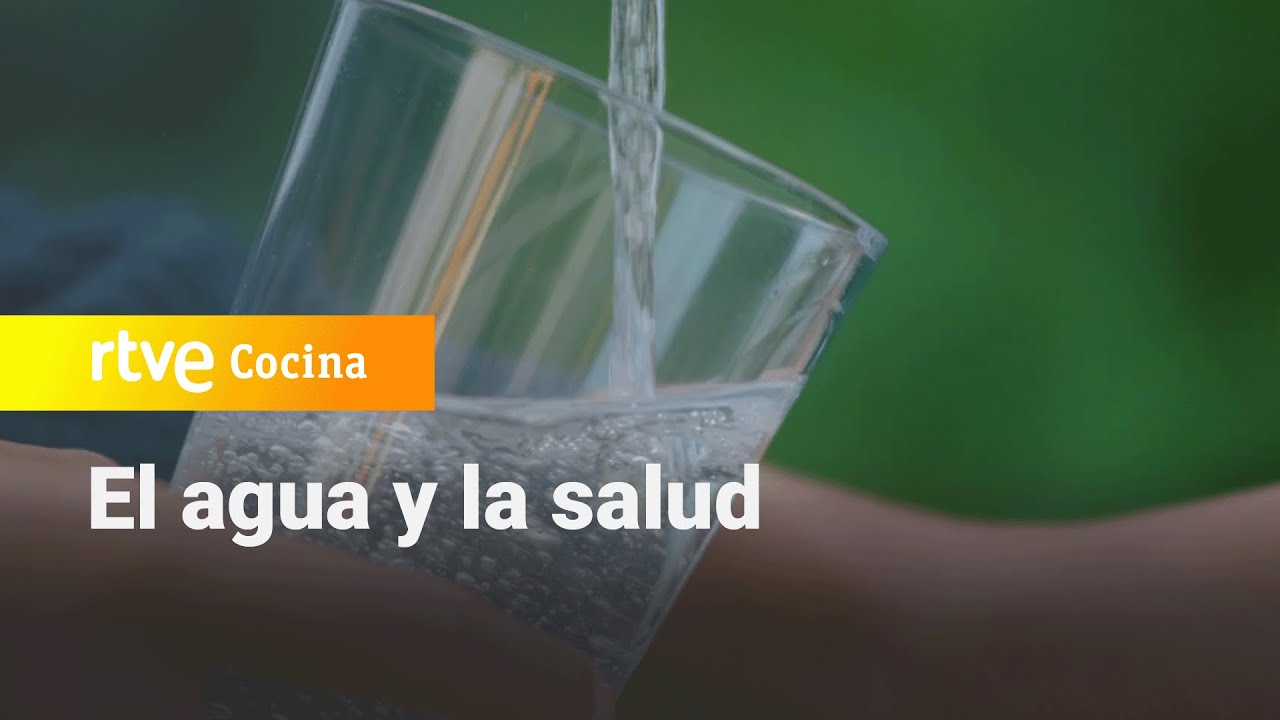¿El agua adelgaza? ¿Cuándo es mejor beberla? - Saber Vivir | RTVE Cocina
