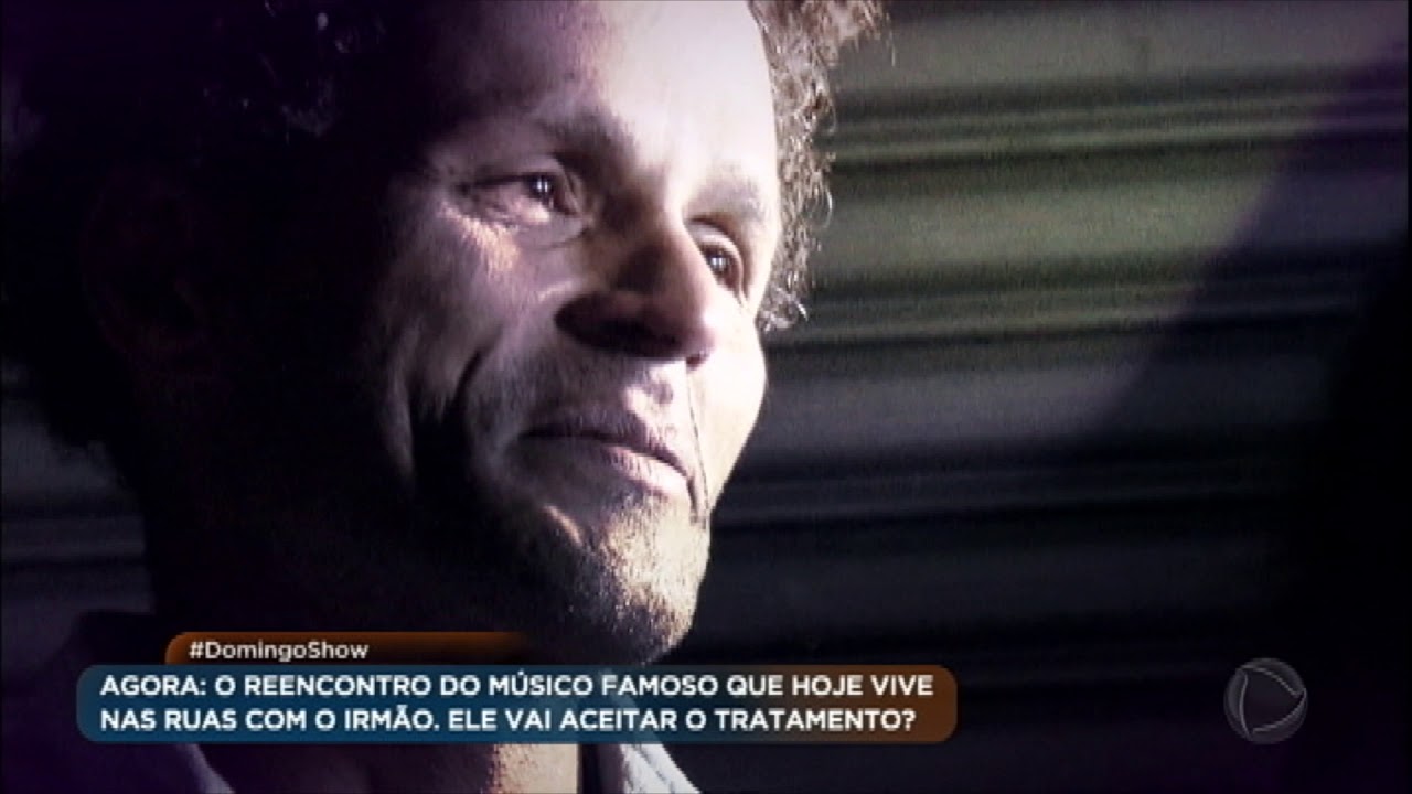 Após anos morando nas ruas de São Paulo, Charles da Flauta se emociona ao reencontrar o irmão
