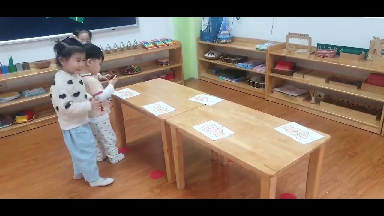 Xoè bàn tay đếm ngón tay