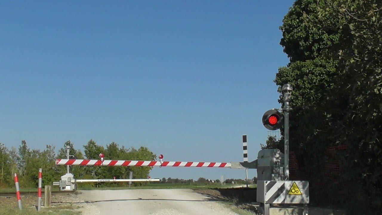 Passaggio a livello n.11 - Migliaro - Via Canarolo km 40+466 (HD1080 50p)