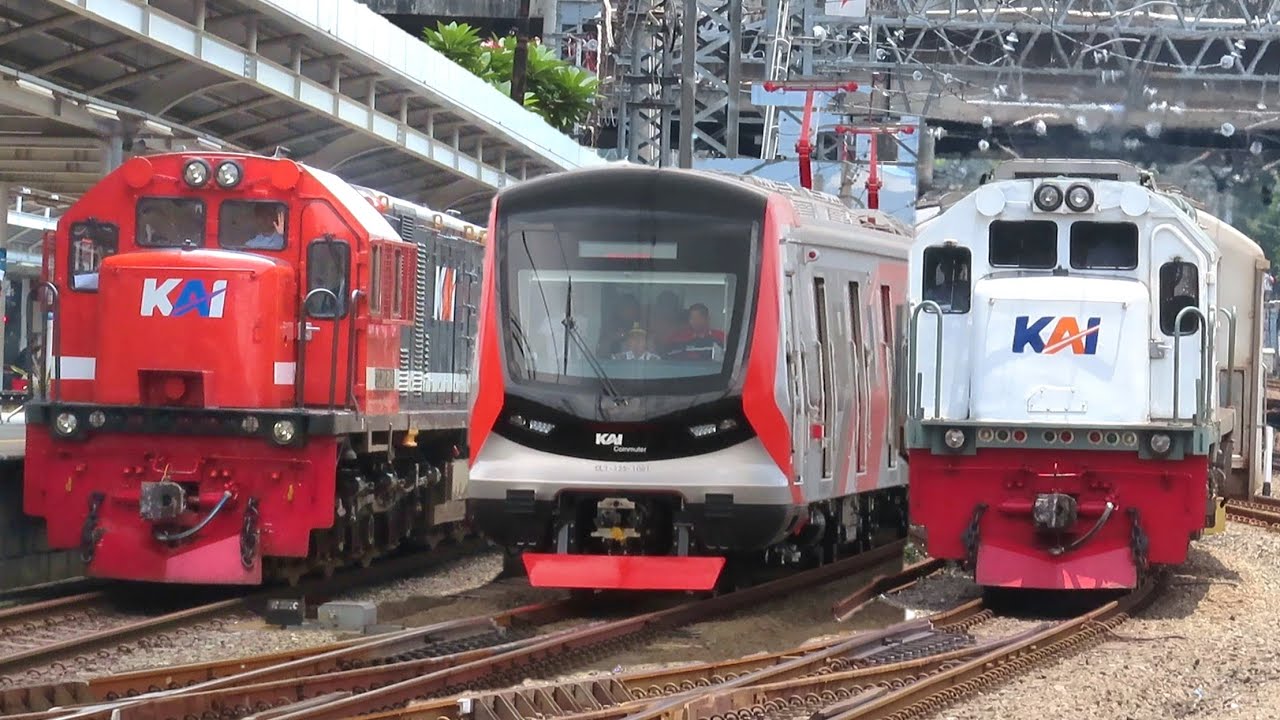 RAMAINYA KERETA API DI STASIUN JAKARTA EDISI AKHIR FEBRUARI 2025, Spesial Lokomotif RNB dan KRL Baru