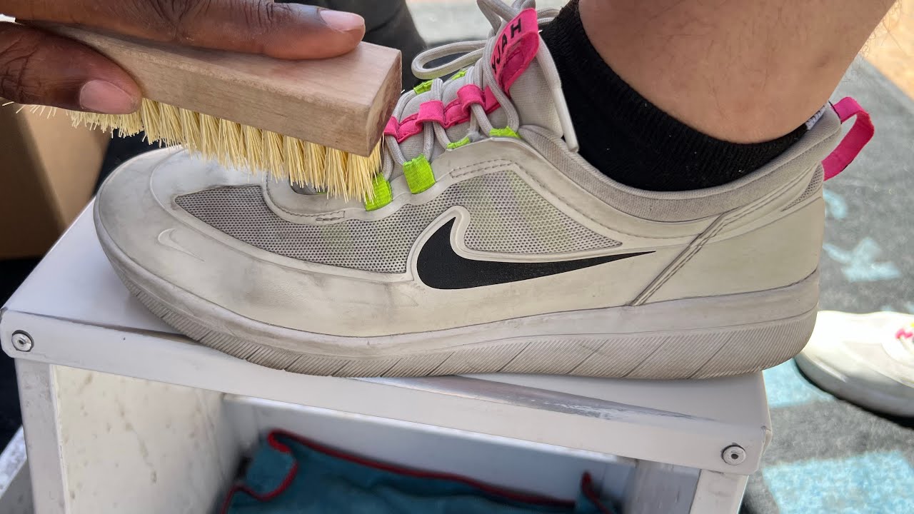 Как почистить повседневные белые кроссовки Nike с помощью EBkicks
