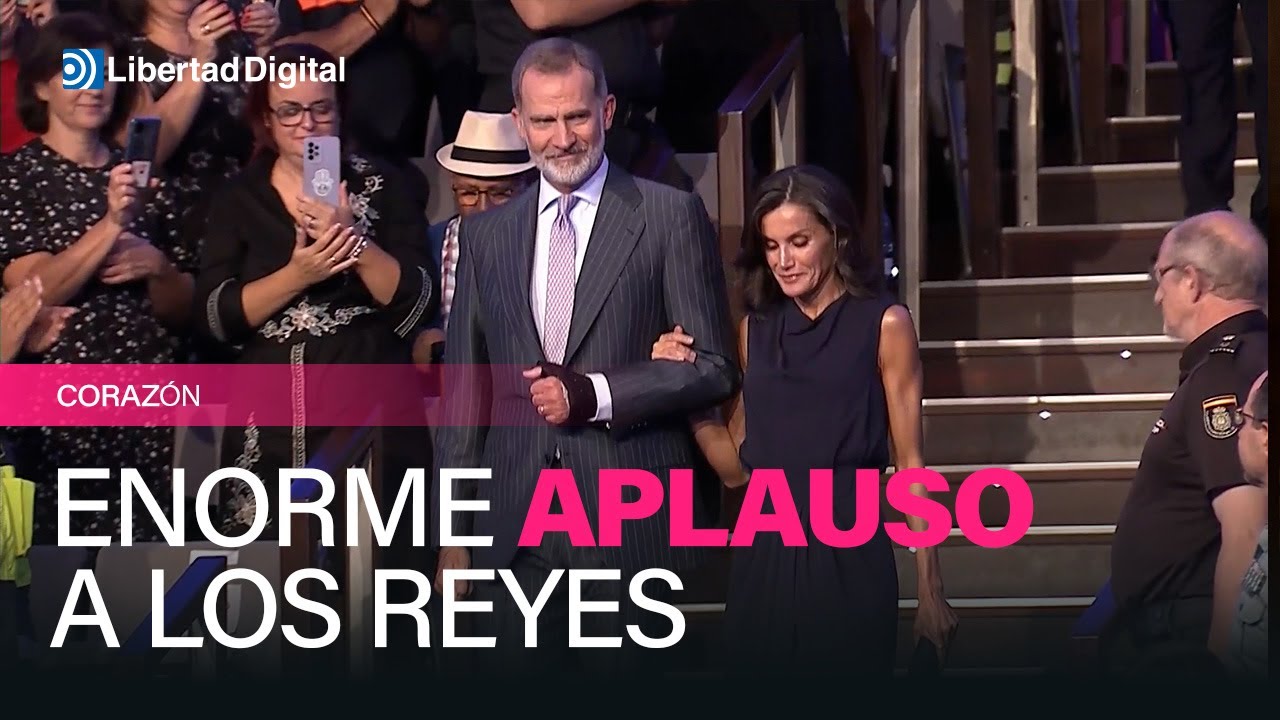 Multitudinario aplauso al rey Felipe y la Reina Letizia en Tenerife