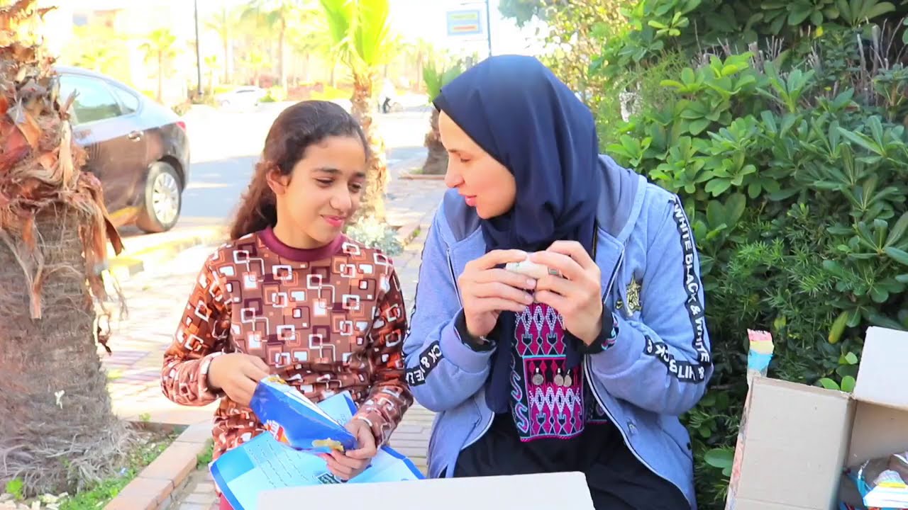 بنت صغيره تبيع شبسى علشان تساعد امها !!