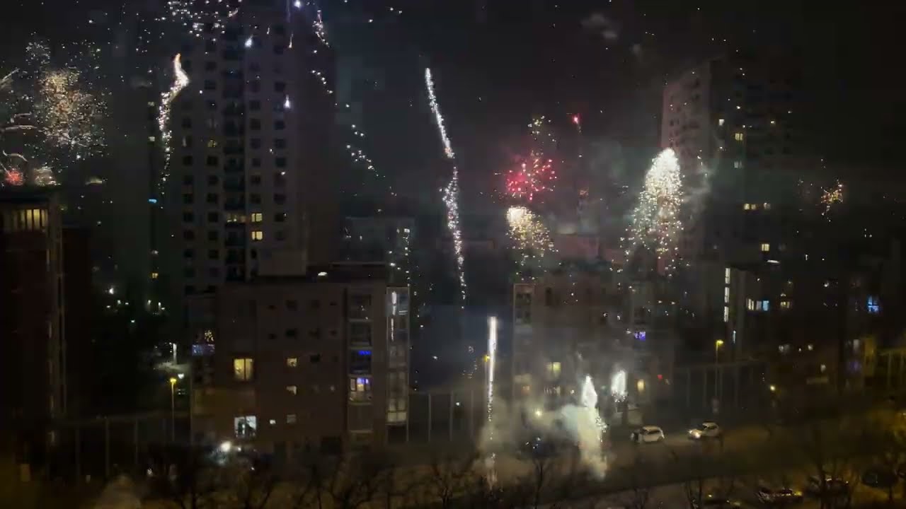Berlin Silvester 2024/2025 Kugelbomben Feuerwerk Skyline Fireworks Batterien