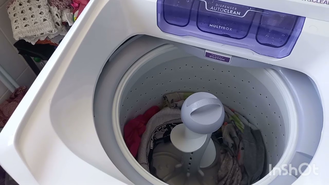 limpando a cozinha e lavando roupa , as crianças no meio do vídeo