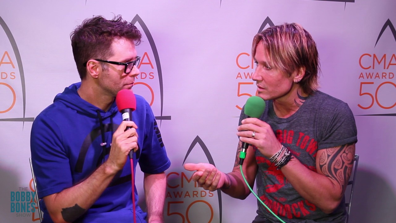 Keith Urban Flexes Muscles In Tight Shirt During Interview