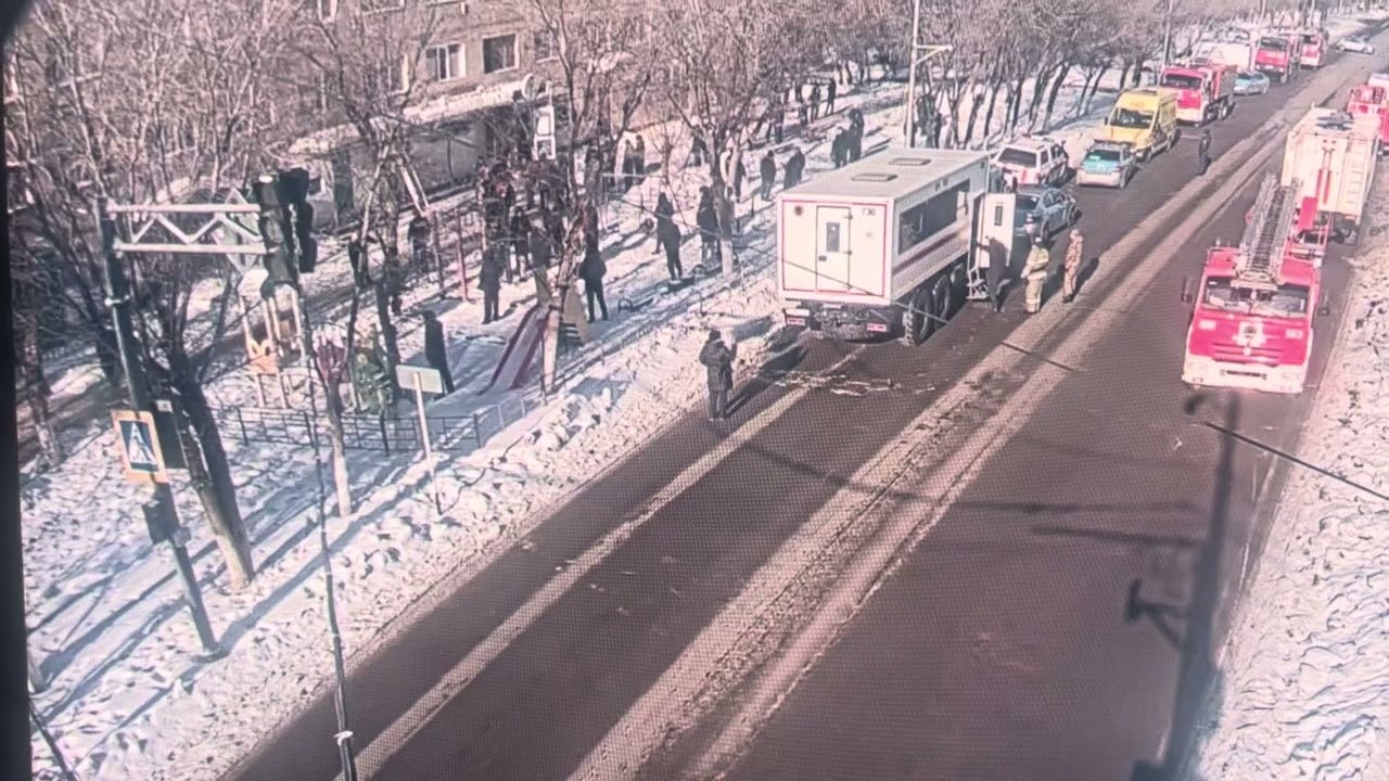 Пожар в аварийном общежитии в центре Актобе: детей выносили на руках.