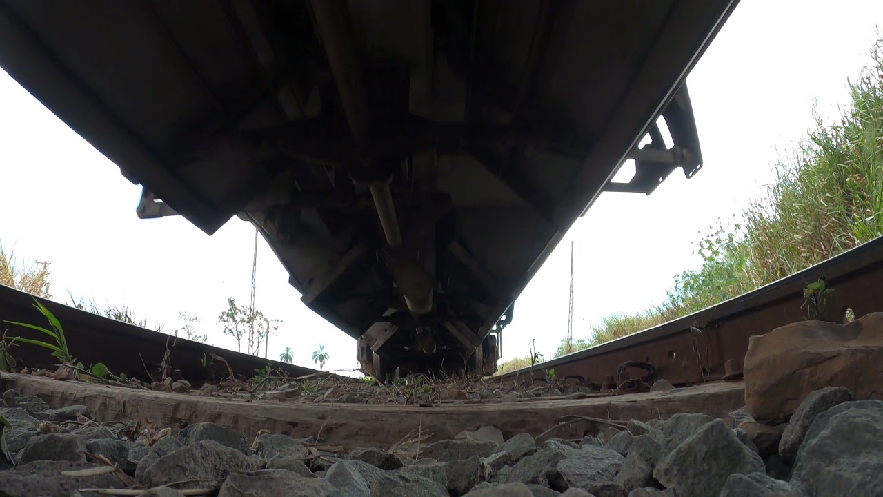 Por baixo do trem! Carregado em ZVI (entre São Carlos e Itirapina)