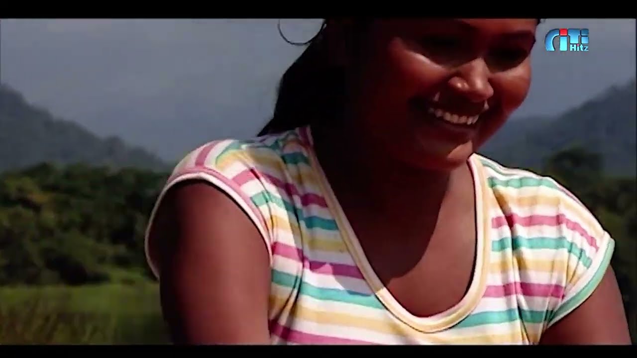 ගම පුරා බයිසිකලෙන් යන ලස්සන කෙල්ලො දෙන්නා
