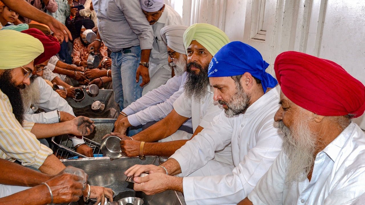 Amritsar : Congress leader Rahul Gandhi offers seva at Golden Temple