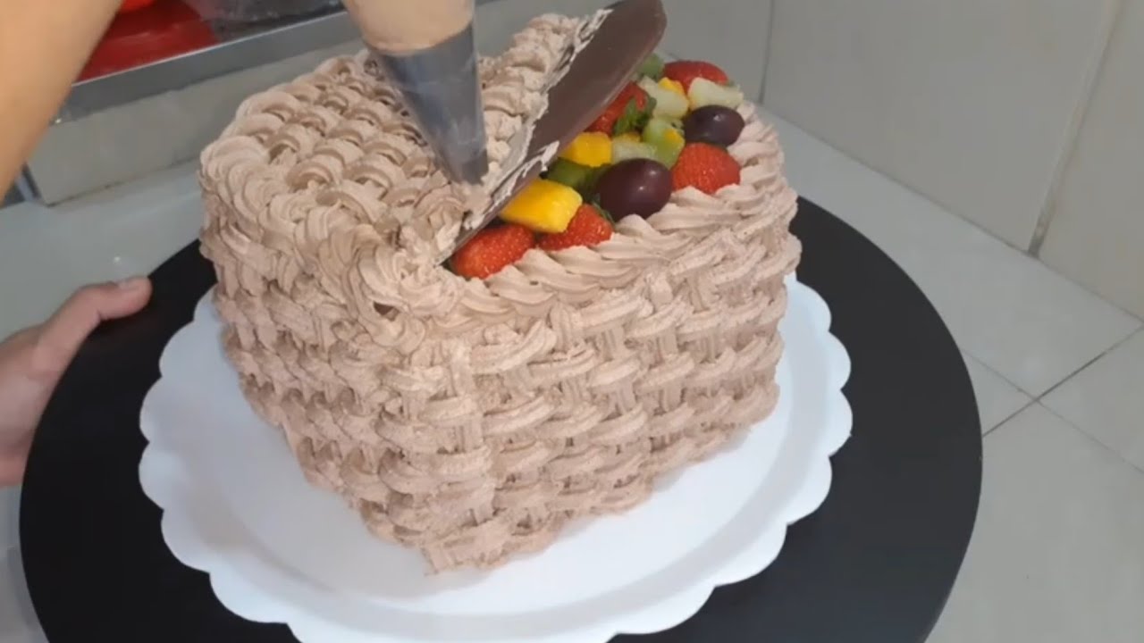 bolo cesta de frutas formato de coração/fiz na forma de papelão/ tampa de chocolate/ dia das mães