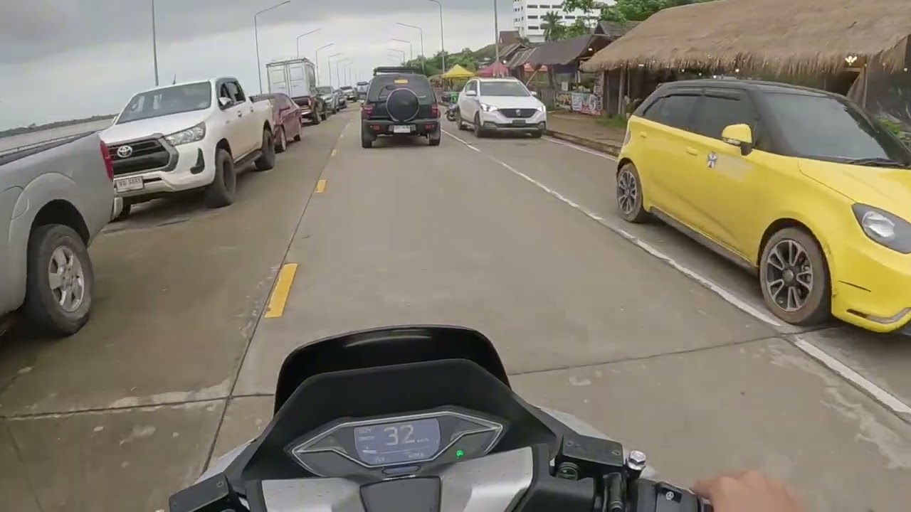 ขับรถ PCX 160 2025 ไปดูน้ำท่วมตรงถนนสวรรค์ชายโขง นครพนม