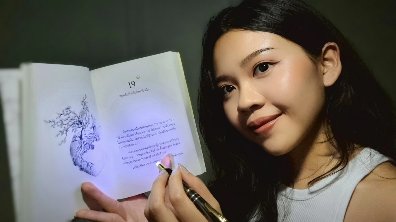 ASMR Reading Thai Book in the Dark 🕯️📖 อ่านหนังสือของนิ้วกลมให้คุณฟัง