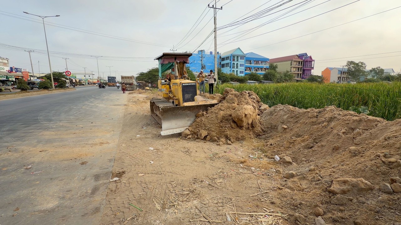 Skilled Operation Action!! Power at work with the Komatsu Dozer and Dump Trucks filling flooded land