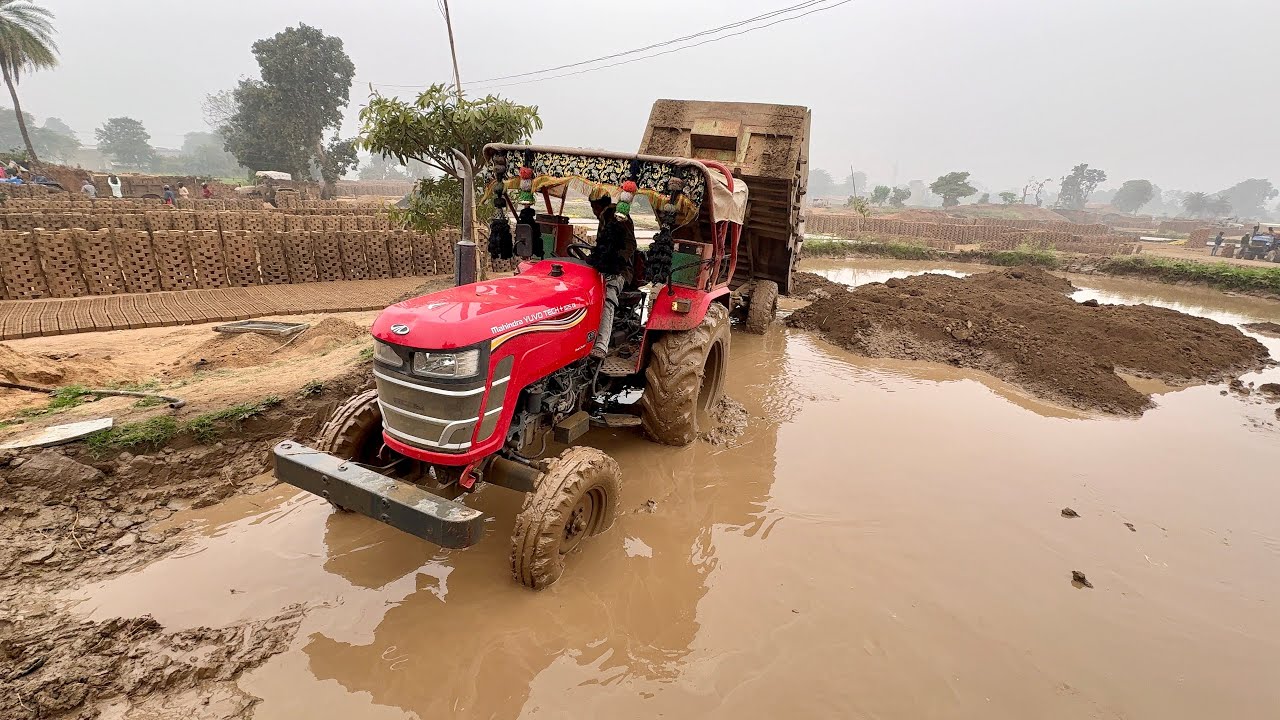 Mahindra tractor Sonalika stuck in mud