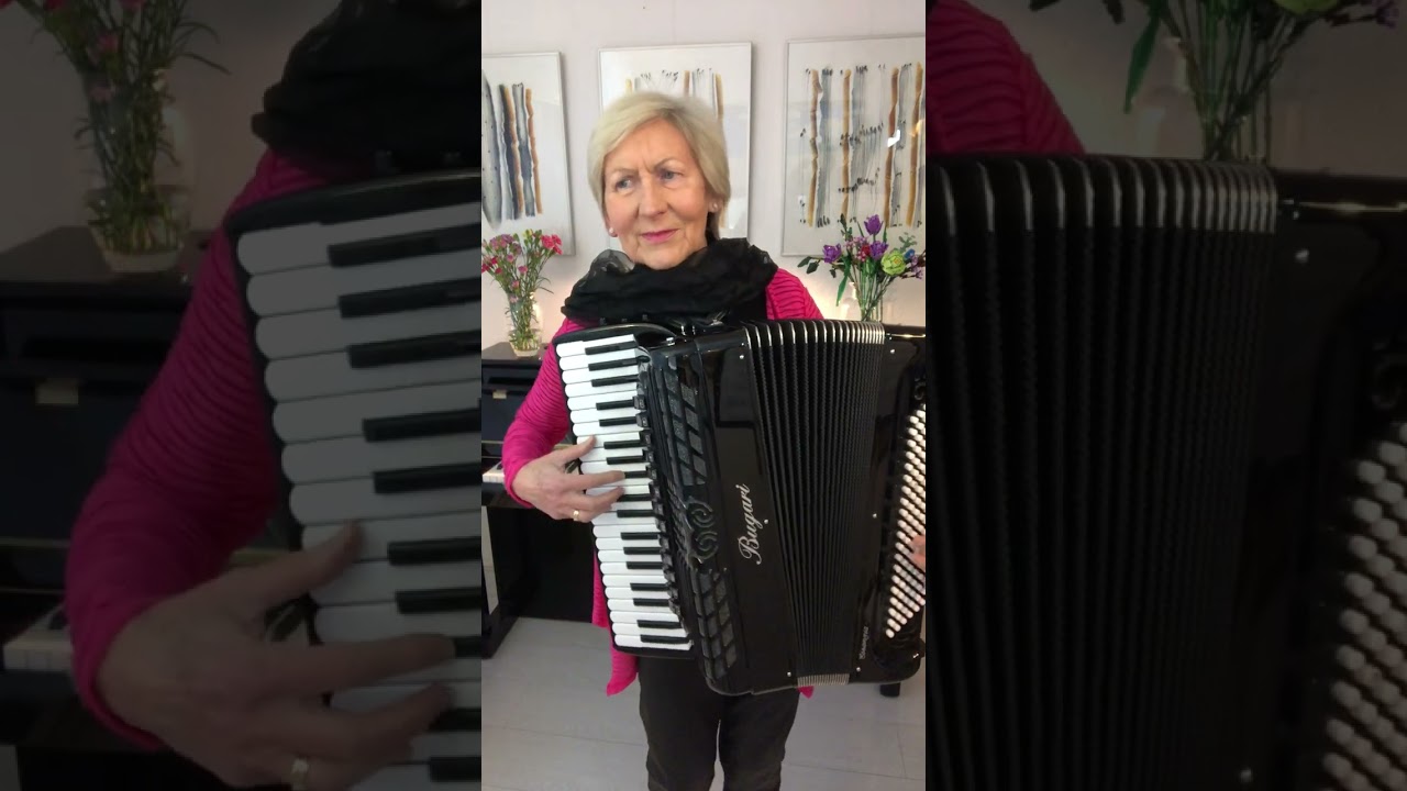 Song:  Scottisch Waltz Medley  from 3 songs    (Songnumber: 1454)