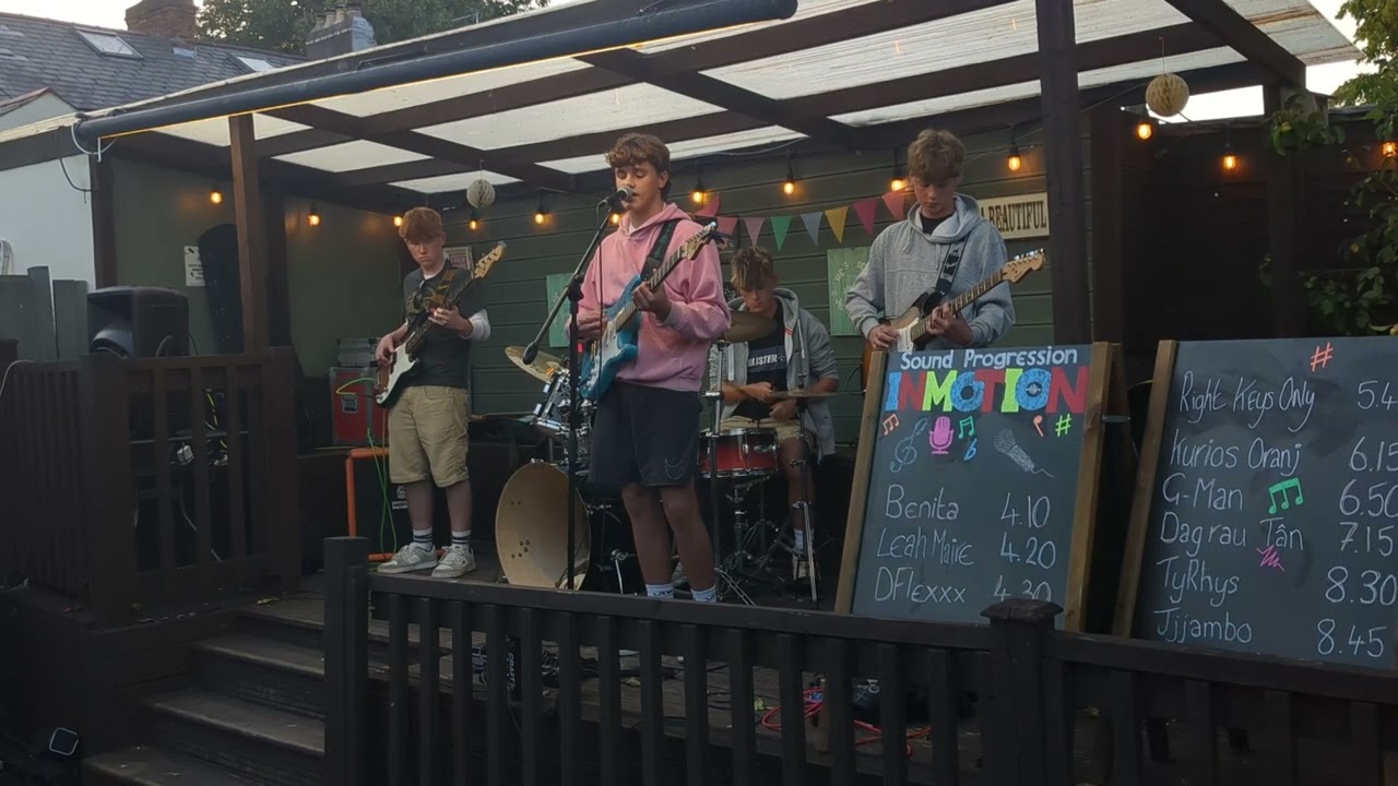 The boys performing Teimlo -Gig at Robin Hood Pub in Cardiff 02/08/2023 with 