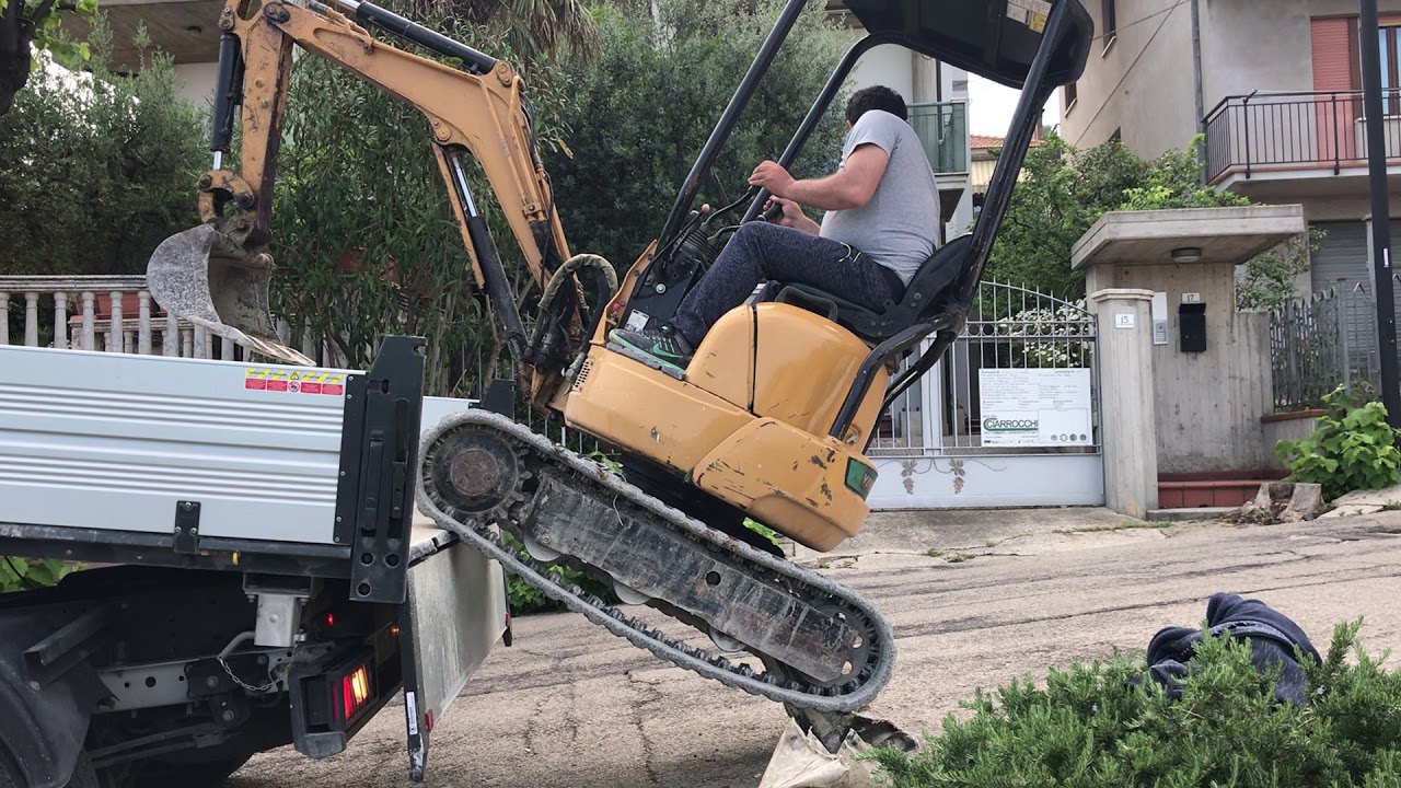 Caricare escavatore senza rampe