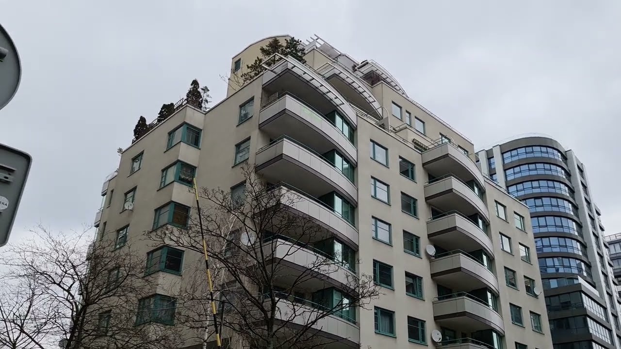 🇵🇱 Warszawa 2021, Polska. [4K Ultra HD] Ulica Kr&oacute;lewska, ulica Grzybowska. 25.03.2021