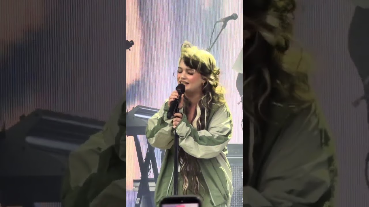 Lola Young - Spiders (Live at the All Things Go festival in NYC)