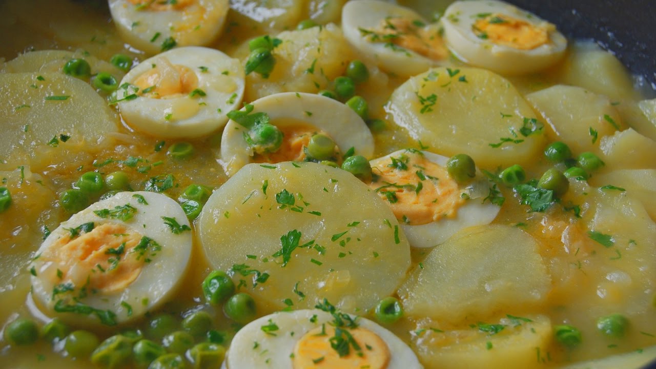 Patatas con huevos en salsa verde