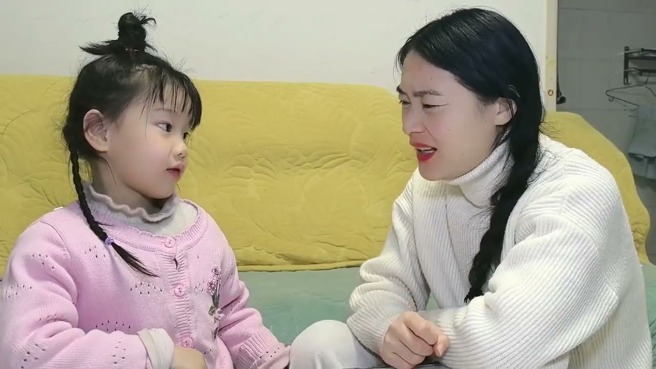 闺女跟妈妈玩脑筋急转弯，结果妈妈一个都答不上来，最后太逗了