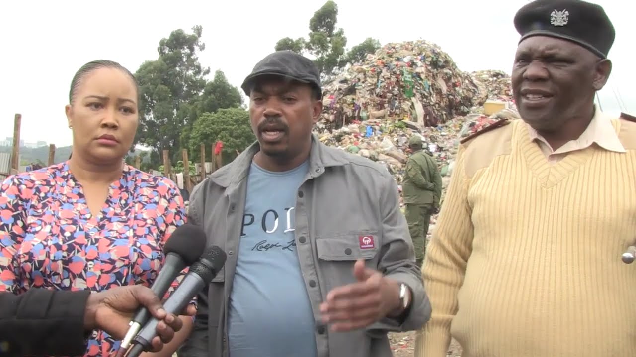 SCUFFLE WITH POLICE AS GARBAGE COLLECTORS REFUSE THE CLOSURE OF KANGEMI DUMPING SITE