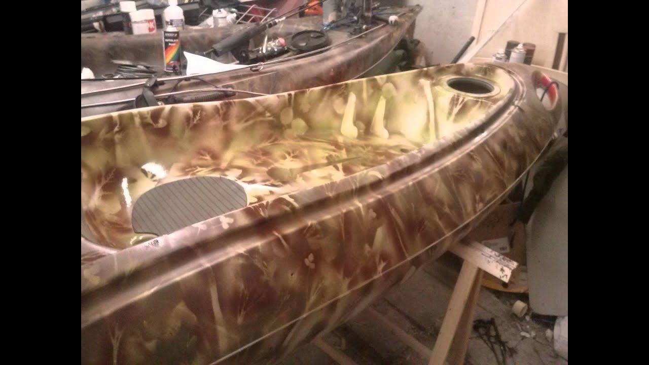 MasterBaiting - fishing kayak from red to camo - camo spraypaint paintjob